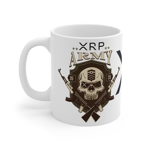 Pode incluir: Caneca de cerâmica branca com um gráfico de caveira em preto e branco com rifles cruzados. A caveira tem um logotipo XRP em suas órbitas. O texto "***XRP*** ARMY" está acima da caveira.