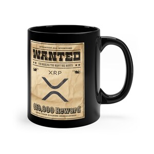 Pode incluir: Caneca de café preta com um design de pôster de procurado vintage que apresenta o logotipo da criptomoeda XRP e o texto "PROCURADO" e "$10.000 de recompensa".