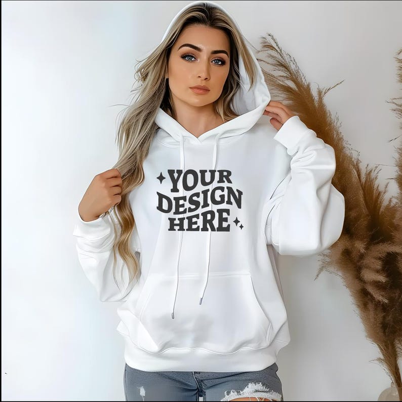 Pu&ograve; includere: Felpa con cappuccio bianca con il testo "YOUR DESIGN HERE" in lettere nere.