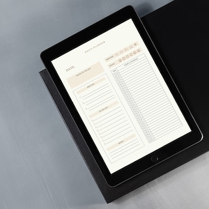 Puede incluir: Un planificador diario digital que se muestra en una tableta negra. El planificador presenta secciones para la fecha, una cita, listas de tareas y un horario. El fondo es de color beige neutro con un borde negro.