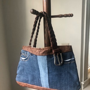 Cartera de mezclilla reciclada con asas de cuero
