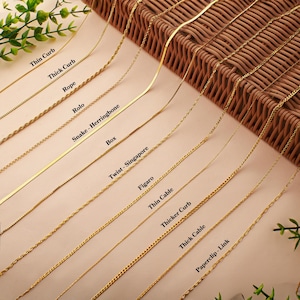 Puede incluir: Una colección de collares de cadena dorados, cada uno con un diseño único. Los estilos incluyen: curb fino, curb grueso, cuerda, rolo, espiga de serpiente, caja, twist-singapur, figaro, cable fino, curb más grueso, cable grueso y paperclip-link.