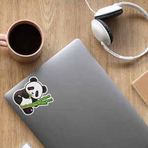 Niedlicher Panda isst Bambus Sticker | Wasserdicht | Vinyl | Spülmaschinenfest | Wasserflasche | Laptop | UV-beständig