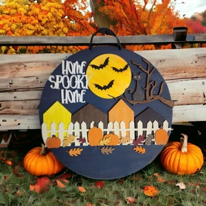Home Spooky Home - Cartel de felicitación para puerta redonda, hecho a mano, paisaje oscuro y espeluznante con elementos de otoño, decoración perfecta para el hogar de Halloween
