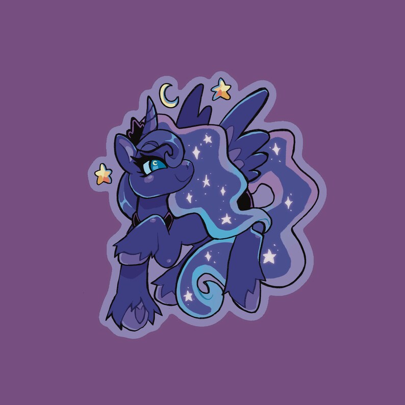 Op de afbeelding: Een paars en blauw cartoonpaard met een halve maan en sterren op zijn manen. Het paard heeft een kroon op zijn hoofd en kijkt naar rechts. Het paard is in een sticker-stijl.