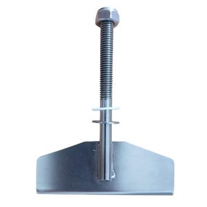 Op de afbeelding: Een roestvrijstalen metalen gereedschap met een schroefdraad, een moer en een plat, gebogen blad. Het gereedschap heeft een centrale staaf met schroefdraad en twee kleine ringen. Het blad is breed en gebogen, met een glad, reflecterend oppervlak.