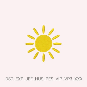 Puede incluir: Un diseño de sol bordado en amarillo, con un centro circular y rayos radiantes. El diseño está sobre un fondo rosa claro. Debajo del sol están las extensiones de archivo .DST .EXP .JEF .HUS .PES .VIP .VP3 .XXX.