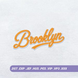 Puede incluir: Un diseño de bordado que presenta la palabra Brooklyn en una fuente cursiva naranja con un borde azul fino sobre un fondo de tela blanca. Debajo del texto, una barra rectangular morada muestra los formatos de archivo: .DST .EXP .JEF .HUS .PES .VIP .VP3 .XXX.