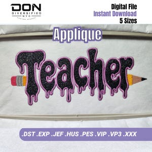 Pode incluir: Um design de bordado com a palavra Teacher em letras pretas brilhantes com contorno rosa, num estilo de efeito escorrido. Um gráfico de lápis atravessa o texto horizontalmente, com uma borracha rosa à esquerda e uma ponta amarela à direita.