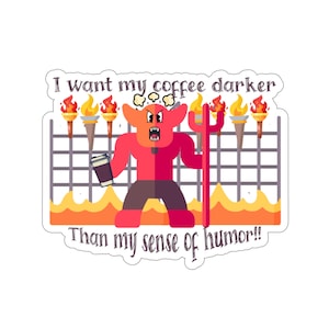 Könnte beinhalten: Ein roter Cartoon-Teufel mit Hörnern und einer Dreizack hält eine Tasse Kaffee und sagt: "Ich möchte meinen Kaffee dunkler als meinen Humor!"