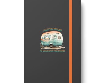 Dormir alrededor es bueno para el corazón Remolque de campamento con cuaderno de contraste de color Hitch Travelling Adventure - Rayado