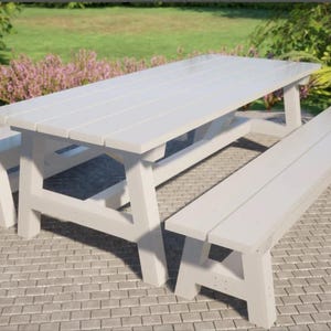 Op de afbeelding: Een witte houten picknicktafel met twee banken. De tafel en banken zijn gemaakt van onbehandeld hout.
