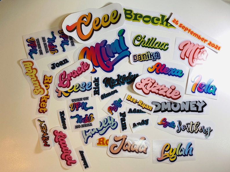 Op de afbeelding: Een verzameling kleurrijke, gepersonaliseerde stickers met namen zoals Ceece, Brock, Mia, Lizzie en Isla. De stickers zijn op een witte achtergrond en hebben een retro, jaren 70-stijl lettertype.