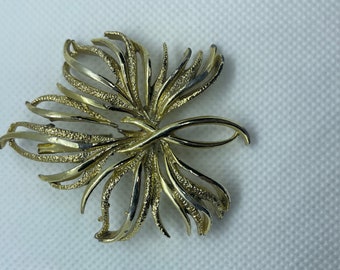 Vintage unsigned leaf gold tone brooch