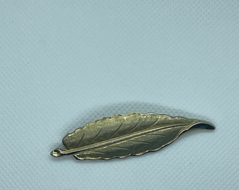 Vintage unsigned leaf gold tone brooch