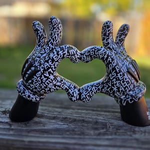 Mickey Mouse Heart Hands Statue, Hand-Painted Pop Art, Graffiti Figurine, Modern Home Decor, Heart Hands, Disney-inspired Character Art immagine 1