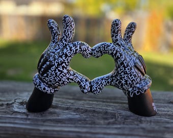 Mickey Mouse Heart Hands Statue, Hand-Painted Pop Art, Graffiti Figurine, Modern Home Decor, Heart Hands, Disney-inspired Character Art