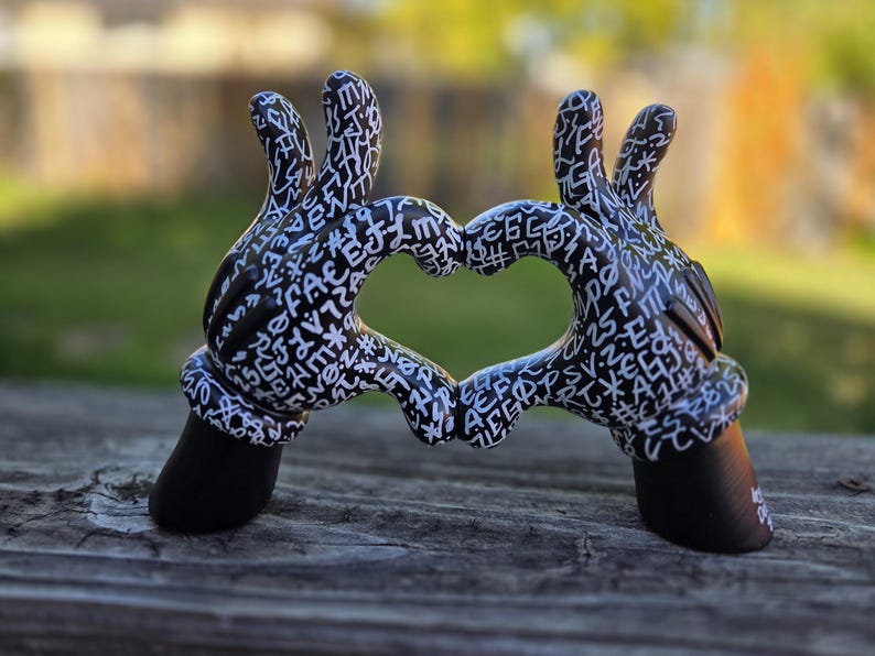 Mickey Mouse Heart Hands Statue, Hand-Painted Pop Art, Graffiti Figurine, Modern Home Decor, Heart Hands, Disney-inspired Character Art immagine 1