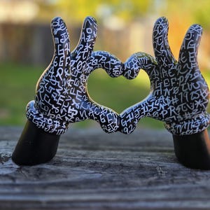 Mickey Mouse Heart Hands Statue, Hand-Painted Pop Art, Graffiti Figurine, Modern Home Decor, Heart Hands, Disney-inspired Character Art immagine 2