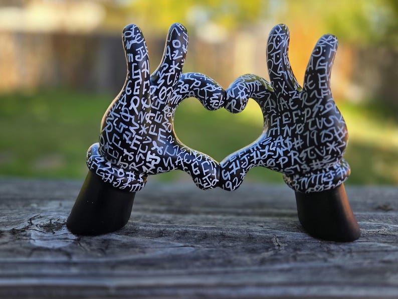 Mickey Mouse Heart Hands Statue, Hand-Painted Pop Art, Graffiti Figurine, Modern Home Decor, Heart Hands, Disney-inspired Character Art immagine 2