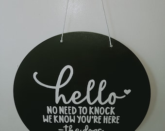 12 pulgadas "Hola, no es necesario llamar, sabemos que estás aquí" -los perros Door Hanger