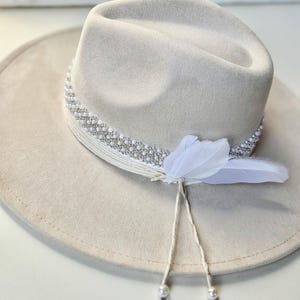 Hut mit breiter Krempe, beigefarbenes Wildleder mit perlmuttfarbenen und silberfarbenen Oberflächen, besticktes Hutband mit Perlen und weißen Federn, Boho Chic, Geschenk, Hochzeit