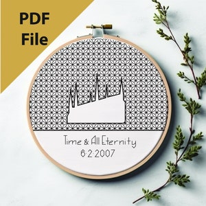 Könnte beinhalten: Ein schwarzer und weißer Stickrahmen mit einem geometrischen Muster und einer Silhouette eines Gebäudes. Der Text "Time & All Eternity 6-2-2007" ist unter dem Gebäude gedruckt.