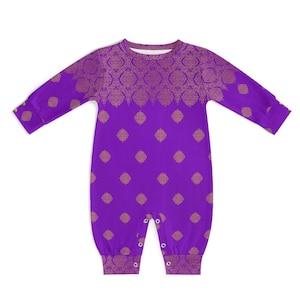 Peut inclure: Un body pour bébé violet avec un motif ornemental doré. Le vêtement à manches longues présente une encolure ronde, des fermetures à boutons-pression à l'entrejambe et des poignets aux poignets et aux chevilles. Le motif comprend un motif de losanges répétés.