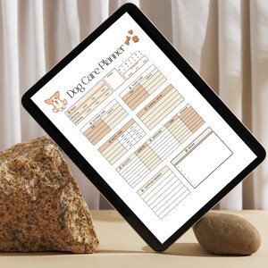 Puede incluir: Un planificador digital en una tableta con el t&iacute;tulo "Dog Care Planner" y secciones para hacer un seguimiento de la alimentaci&oacute;n, el paseo, el entrenamiento, el tiempo de juego, la medicaci&oacute;n y las notas. El planificador presenta un perro corgi de dibujos animados.