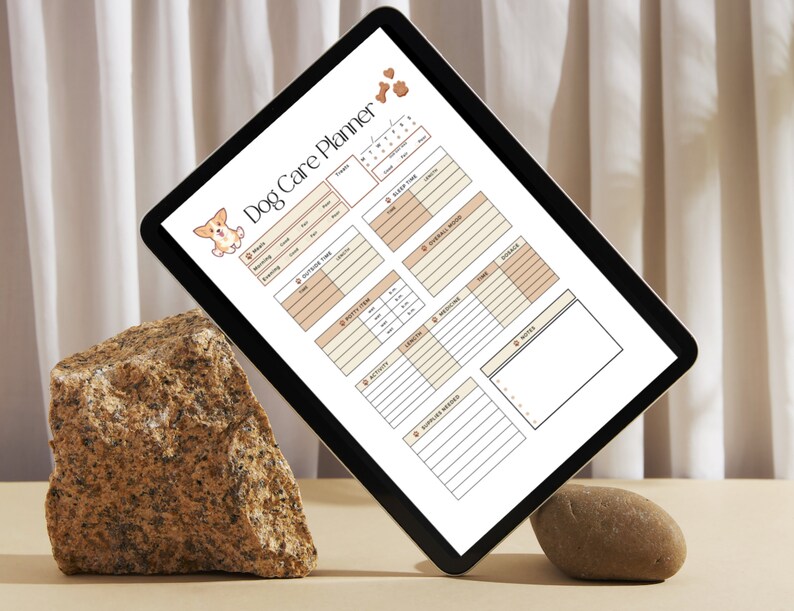 Puede incluir: Un planificador digital en una tableta con el t&iacute;tulo "Dog Care Planner" y secciones para hacer un seguimiento de la alimentaci&oacute;n, el paseo, el entrenamiento, el tiempo de juego, la medicaci&oacute;n y las notas. El planificador presenta un perro corgi de dibujos animados.