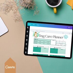 Puede incluir: Una tableta digital que muestra una plantilla de planificador de cuidados para perros imprimible en verde y blanco en la pantalla. La plantilla incluye secciones para comidas, golosinas, tiempo al aire libre y estado de &aacute;nimo general. La tableta est&aacute; sobre una superficie turquesa con un port&aacute;til, l&aacute;pices y una taza de caf&eacute;.