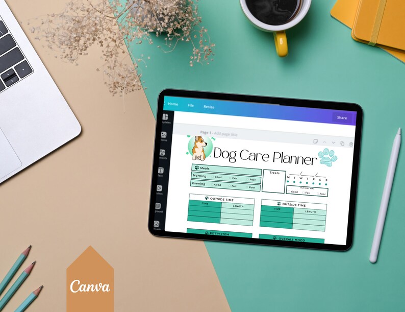 Puede incluir: Una tableta digital que muestra una plantilla de planificador de cuidados para perros imprimible en verde y blanco en la pantalla. La plantilla incluye secciones para comidas, golosinas, tiempo al aire libre y estado de &aacute;nimo general. La tableta est&aacute; sobre una superficie turquesa con un port&aacute;til, l&aacute;pices y una taza de caf&eacute;.