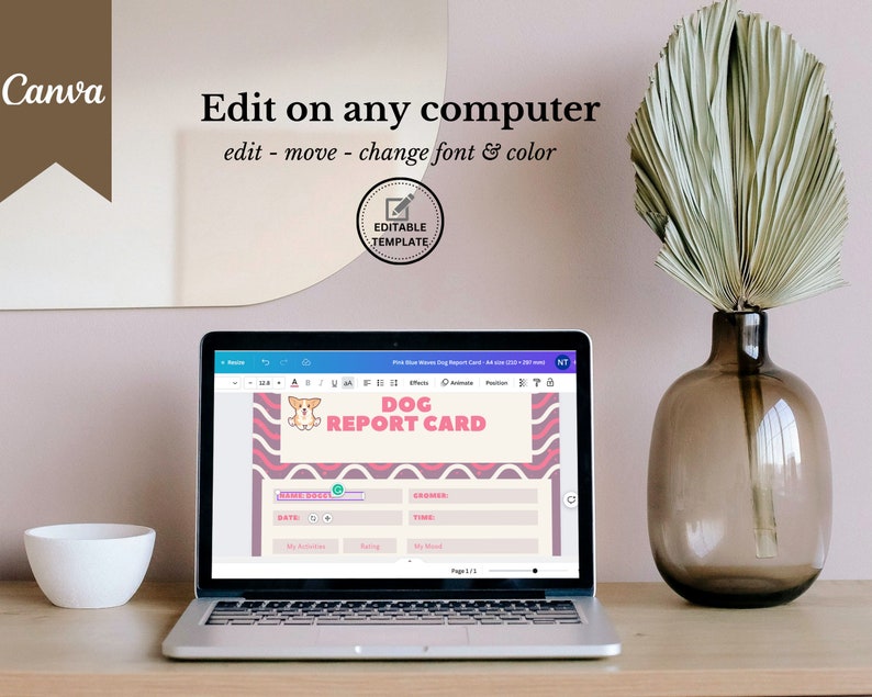 Op de afbeelding: Een laptopcomputer waarop een Canva-ontwerptemplate voor een hondenrapportkaart wordt weergegeven. De sjabloon bevat een cartoonhond met roze en blauwe accenten en de tekst "HONDENRAPPORTKAART".