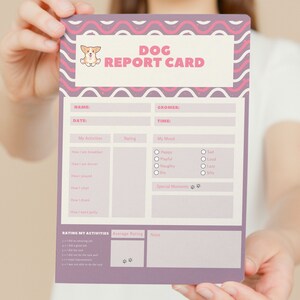 Op de afbeelding: Een roze en witte printbare hondenrapportkaart met een cartoon-hondsillustratie. De rapportkaart heeft secties voor naam, datum, trimmer, tijd, mijn activiteiten, beoordeling, mijn humeur, speciale momenten en beoordeling van mijn activiteiten.