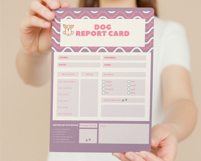Op de afbeelding: Een roze en witte printbare hondenrapportkaart met een cartoon-hondsillustratie. De rapportkaart heeft secties voor naam, datum, trimmer, tijd, mijn activiteiten, beoordeling, mijn humeur, speciale momenten en beoordeling van mijn activiteiten.
