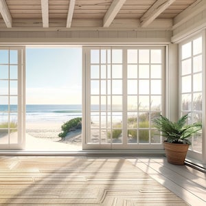 Könnte beinhalten: Ein helles, luftiges Wohnzimmer mit großen Fenstern, die einen Blick auf einen Sandstrand und das Meer bieten. Zwei Korbstühle stehen vor den Fenstern, und eine Topfpflanze steht rechts auf dem Boden. Der Raum hat einen hellen Holzboden und einen gewebten Teppich.