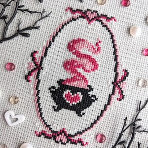 Patrón de punto de cruz de poción de amor, punto de cruz de San Valentín, caldero de bruja, rosa, Valloween, corazones, brebaje de bruja, marco, organizador de patrones