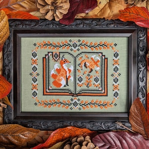 Wzór na haft krzyżykowy Book of Fox Tales, Kitsune Cross Stitch, Książki, Biblioteka, Uroczy, Fantastyka, Jesień, Liście, Mały Lis, Pattern Keeper