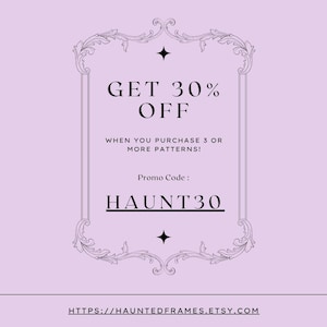Puede incluir: Un gr&aacute;fico rectangular de color violeta claro con un borde de filigrana ornamental de color violeta oscuro. El texto dice: GET 30% OFF WHEN YOU PURCHASE 3 OR MORE PATTERNS! Promo Code: HAUNT30. Abajo, se muestra la URL HTTPS://HAUNTEDFRAMES.ETSY.COM.