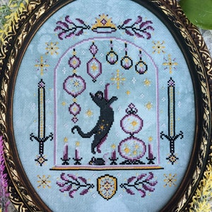 Gardienne des étoiles, point de croix, chat magique, point xs, fantaisie, chat noir, céleste, couronne, épée et bouclier, bougies, gardien de motif