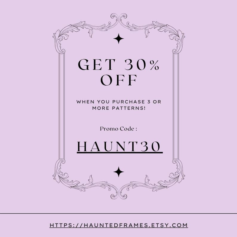 K&ouml;nnte beinhalten: Eine hellviolette rechteckige Grafik mit einem dunkelvioletten, verzierten Filigranrahmen. Der Text lautet: GET 30% OFF WHEN YOU PURCHASE 3 OR MORE PATTERNS! Promo Code: HAUNT30. Unten ist die URL HTTPS://HAUNTEDFRAMES.ETSY.COM abgebildet.