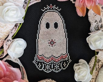 Padrão de Ponto Cruz de Princesa Fantasma Elegante - Vestido de Renda, Coroa, Fantasminha, Rosa, Brilha no Escuro, Ponto Cruz Assustador, Halloween, Dia das Bruxas, PDF