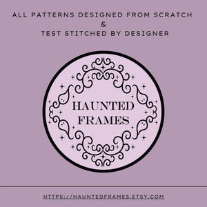 K&ouml;nnte beinhalten: Eine hellviolette Grafik mit dem Text ALL PATTERNS DESIGNED FROM SCRATCH & TEST STITCHED BY DESIGNER. Ein zentrales kreisf&ouml;rmiges Logo zeigt die Worte HAUNTED FRAMES, umgeben von einem schwarzen dekorativen Rand mit Geister- und Sternsymbolen.
