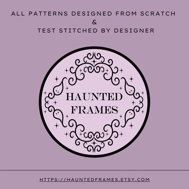 K&ouml;nnte beinhalten: Eine hellviolette Grafik mit dem Text ALL PATTERNS DESIGNED FROM SCRATCH & TEST STITCHED BY DESIGNER. Ein zentrales kreisf&ouml;rmiges Logo zeigt die Worte HAUNTED FRAMES, umgeben von einem schwarzen dekorativen Rand mit Geister- und Sternsymbolen.