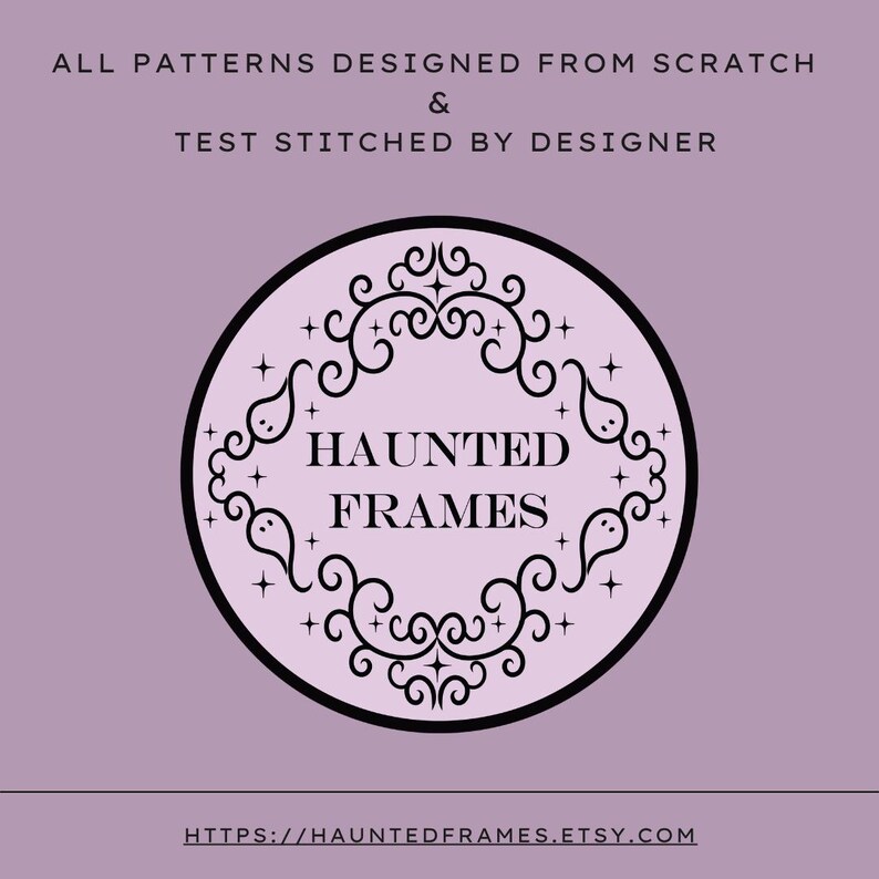 Puede incluir: Un gr&aacute;fico de color morado claro con el texto ALL PATTERNS DESIGNED FROM SCRATCH & TEST STITCHED BY DESIGNER. Un logotipo circular central muestra las palabras HAUNTED FRAMES rodeadas por un borde decorativo negro con iconos de fantasmas y estrellas.