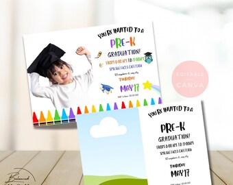 Pode incluir: Modelo de convite de foto de graduação do Pré-K editável com uma borda de lápis de cor e uma foto de uma criança usando um chapéu de formatura. O texto diz "Você está convidado para uma formatura do Pré-K! Das 8:00 às 11:00 Cafeteria de Caras Sorridentes 123 Somewhere St. City Quinta-feira 17 de maio".