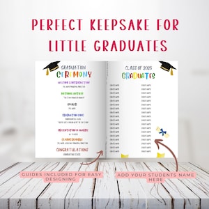 Puede incluir: Un libro de recuerdos de graduación con el texto "Perfect Keepsake for Little Graduates". Las páginas del libro incluyen secciones para los detalles de la ceremonia de graduación y espacio para agregar los nombres de los estudiantes. La portada es blanca con texto rosa.