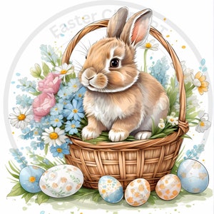 Pode incluir: Um coelho marrom sentado em uma cesta de vime cheia de flores azuis e rosa pastel. A cesta é cercada por ovos de Páscoa coloridos.