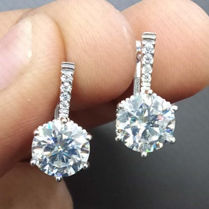 Pendientes de moissanita VVS1 redondos de 8,5 mm, pendientes colgantes con solitario, chapados en oro blanco de 14 k, pendientes de oro con cierre de palanca, regalos de aniversario