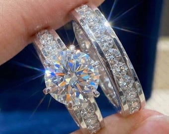 Set da sposa con moissanite rotonda, argento sterling 925 e Argentium 960, anello di fidanzamento solitario con pavé di diamanti, set regalo a due pezzi con montatura a cattedrale.